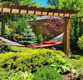 Olefin Double Quilted Hammock with Matching Pillow (Color: Red)